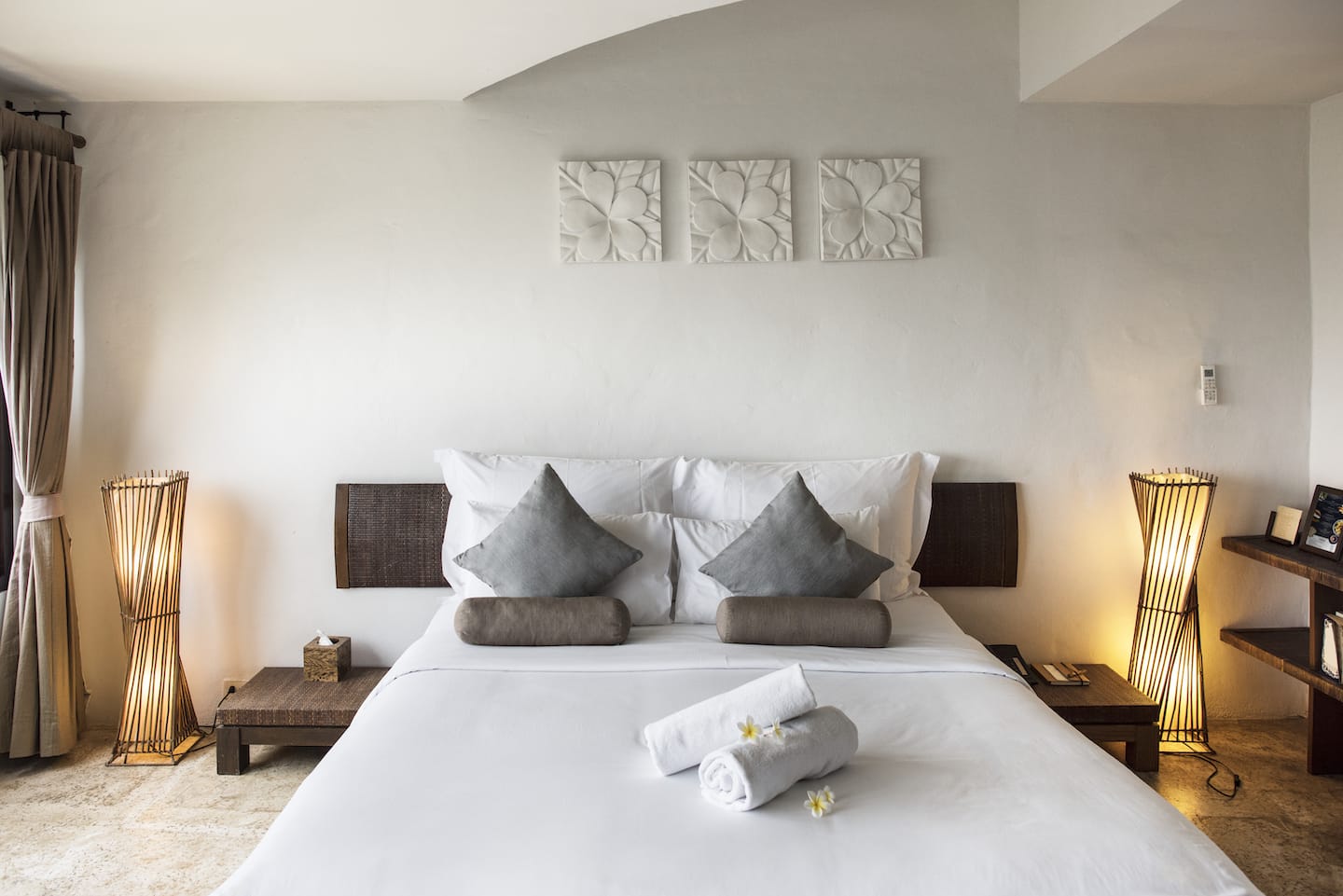 hotel-room-at-a-luxury-resort-DV74YS2.jpg